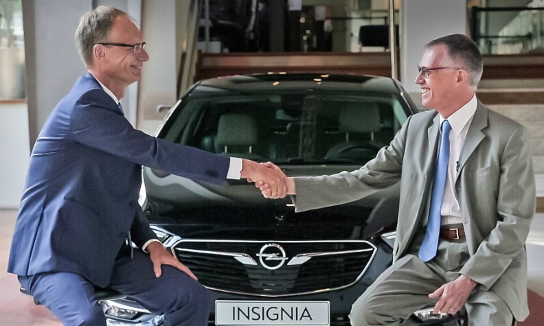 Главният изпълнителен директор на Opel Майкъл Лошелер и главният изпълнителен директор на PSA Group Карлос Таварес