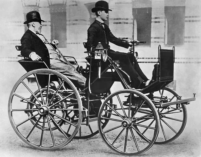Готлиб Даймлер и Вилхелм Майбах проектират автомобила през 1885 г
