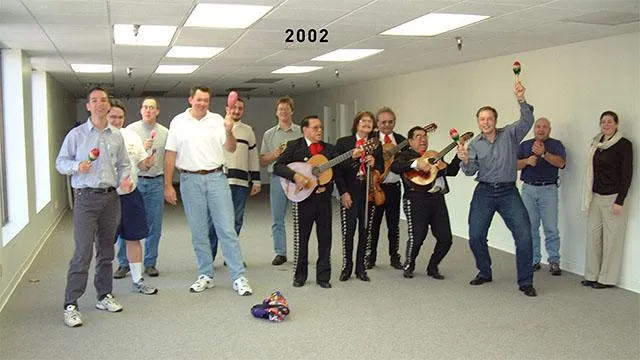 Илон Мъск и екипът на SpaceX 2002 г