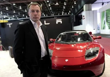 Илон Мъск с Tesla Roadster през 2008 г