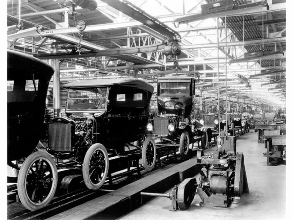 Първата движеща се поточна линия Ford 1913