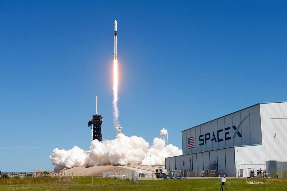 Изстреля ракетата Falcon 9 на SpaceX с модул Dragon