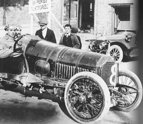 Уолтър Оуен Бентли в кола DFP, 1914 г